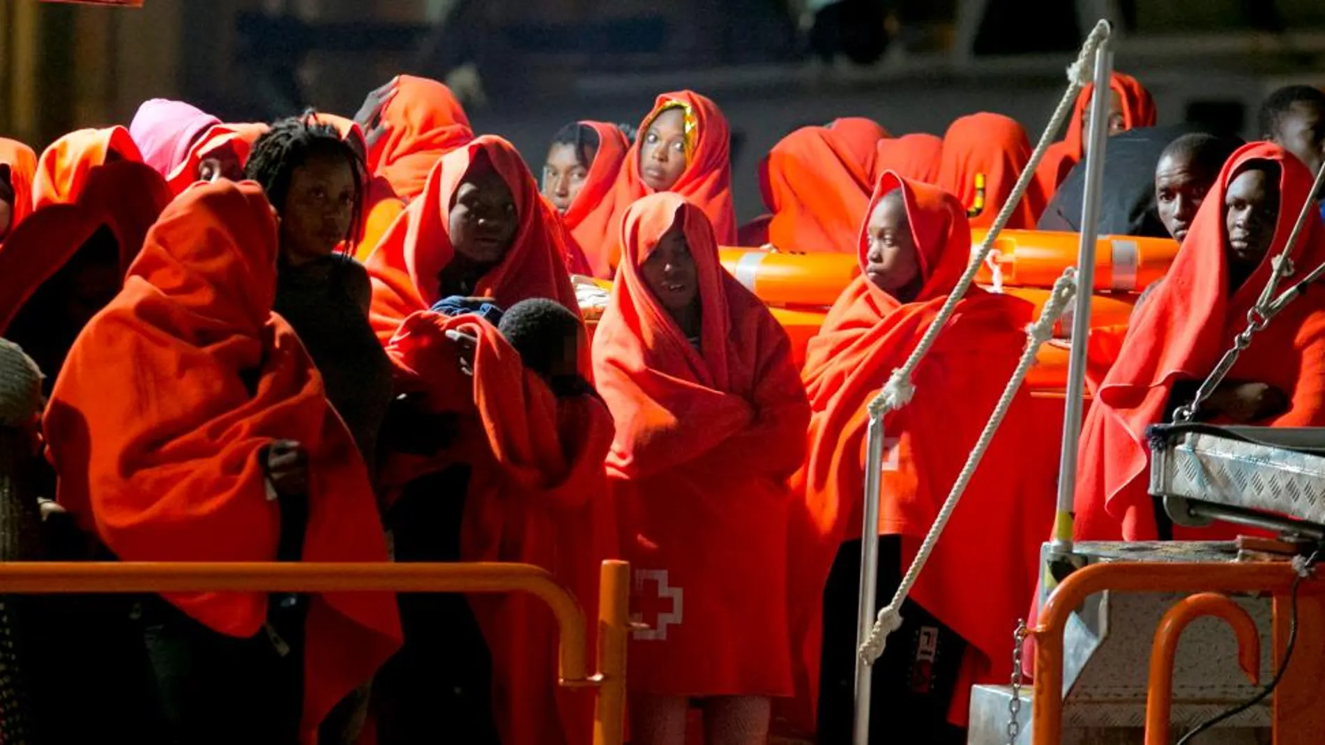 Llegada al puerto Málaga de varios de los 357 inmigrantes rescatados ayer por Salvamento Marítimo cuando navegaban en aguas del mar de Alborán / Foto: Efe