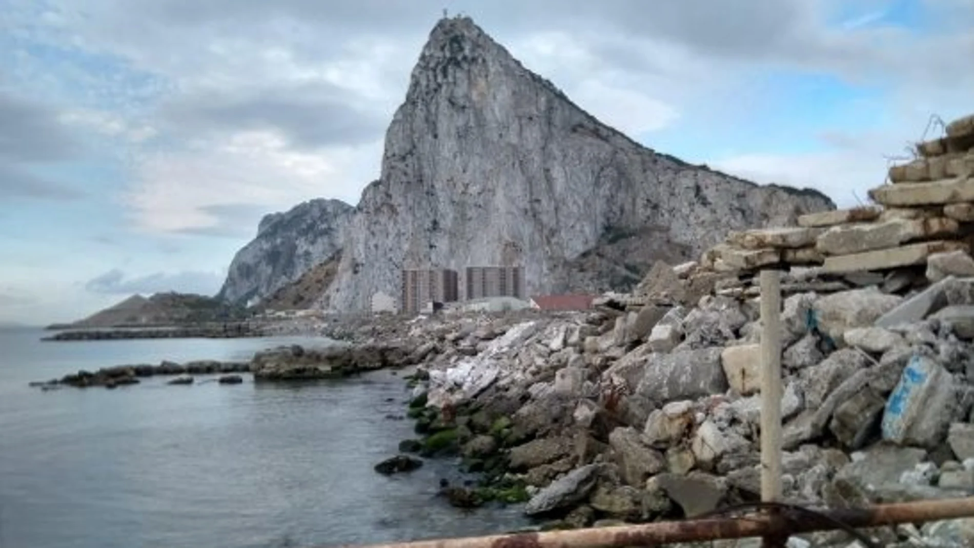 Exigen a Borrell el Brexit del polvorín ambiental de Gibraltar