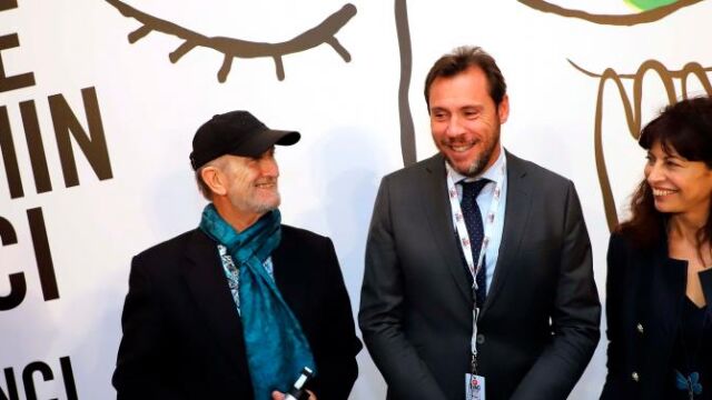 El alcalde de Valladolid, Óscar Puente, junto a la concejala de Cultura, Ana Redondo, y el director de la Seminci, Javier Angulo