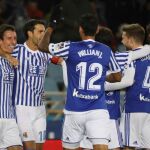 Los jugadores de la Real Sociedad celebran el gol conseguido por Oyarzabal, ante el Eibar,