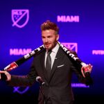 El exfutbolista británico David Beckham habla durante la presentación oficial del equipo que representará a Miami en la MLS, la liga mayor de EE.UU