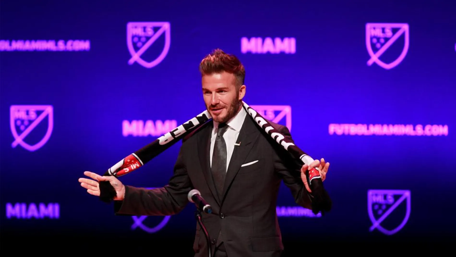 El exfutbolista británico David Beckham habla durante la presentación oficial del equipo que representará a Miami en la MLS, la liga mayor de EE.UU