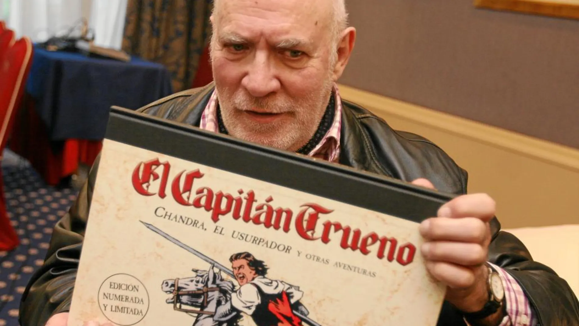 Mora, con una portada de «El capitán Trueno»