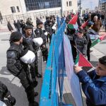 Manifestantes palestinos protestan en Ramala contra la reducción de la ayuda financiera de Estados Unidos