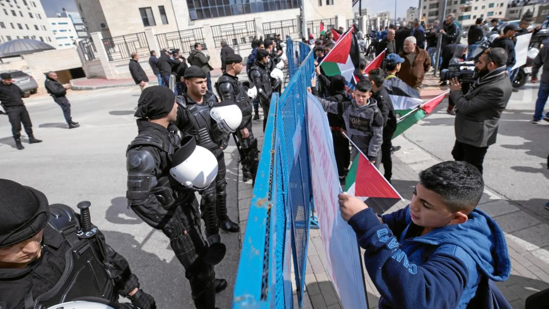 Manifestantes palestinos protestan en Ramala contra la reducción de la ayuda financiera de Estados Unidos