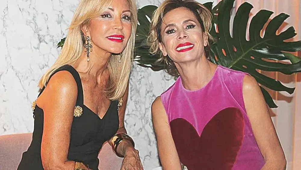 Carmen Lomana, con Ágatha Ruiz de la Prada en los premios de la revista «Interiores»