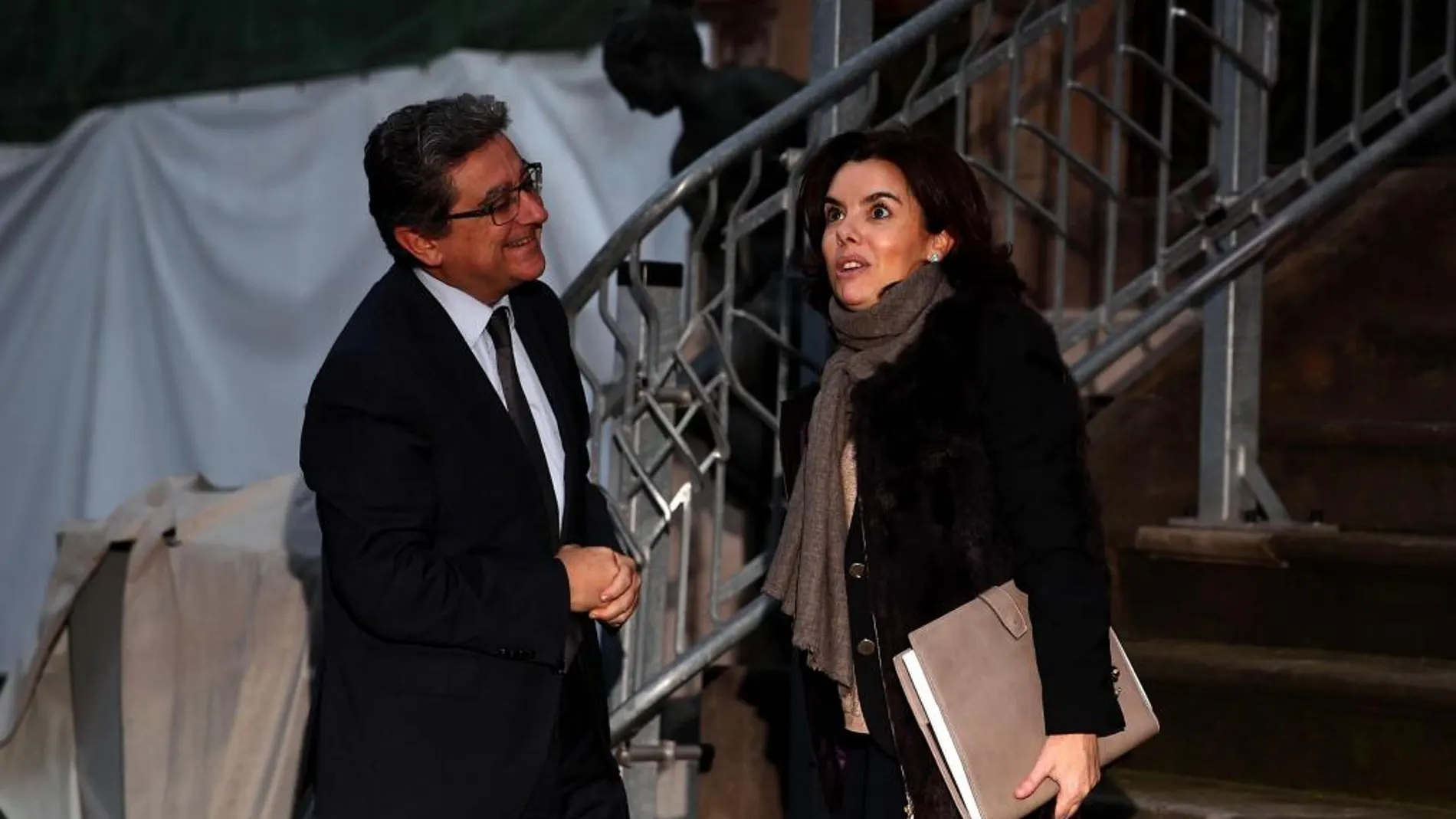El delegado del Gobierno en Cataluña, Enric Millo, y Soraya Sáenz de Santamaría, a su llegada ayer a la sede de la Delegación del Gobierno en Cataluña.