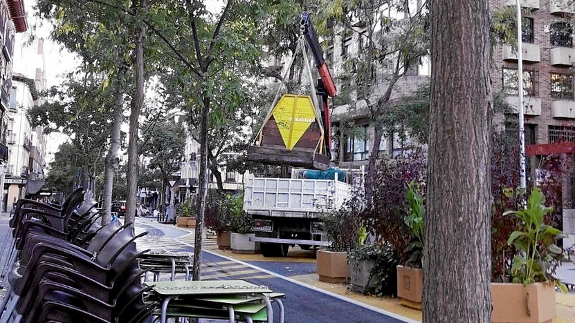 El Ayuntamiento retira el merendero del carril sin coches coincidiendo con una visita de la alcaldesa.