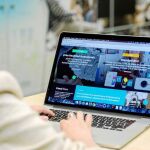 La iniciativa ofrece cursos digitales para reorientar en sus competencias laborales a los desempleados