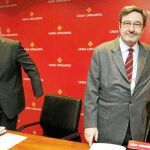En la imagen, los dos ex máximos responsables de la entidad financiera, Adolf Todó y Narcís Serra, que ahora irán a juicio