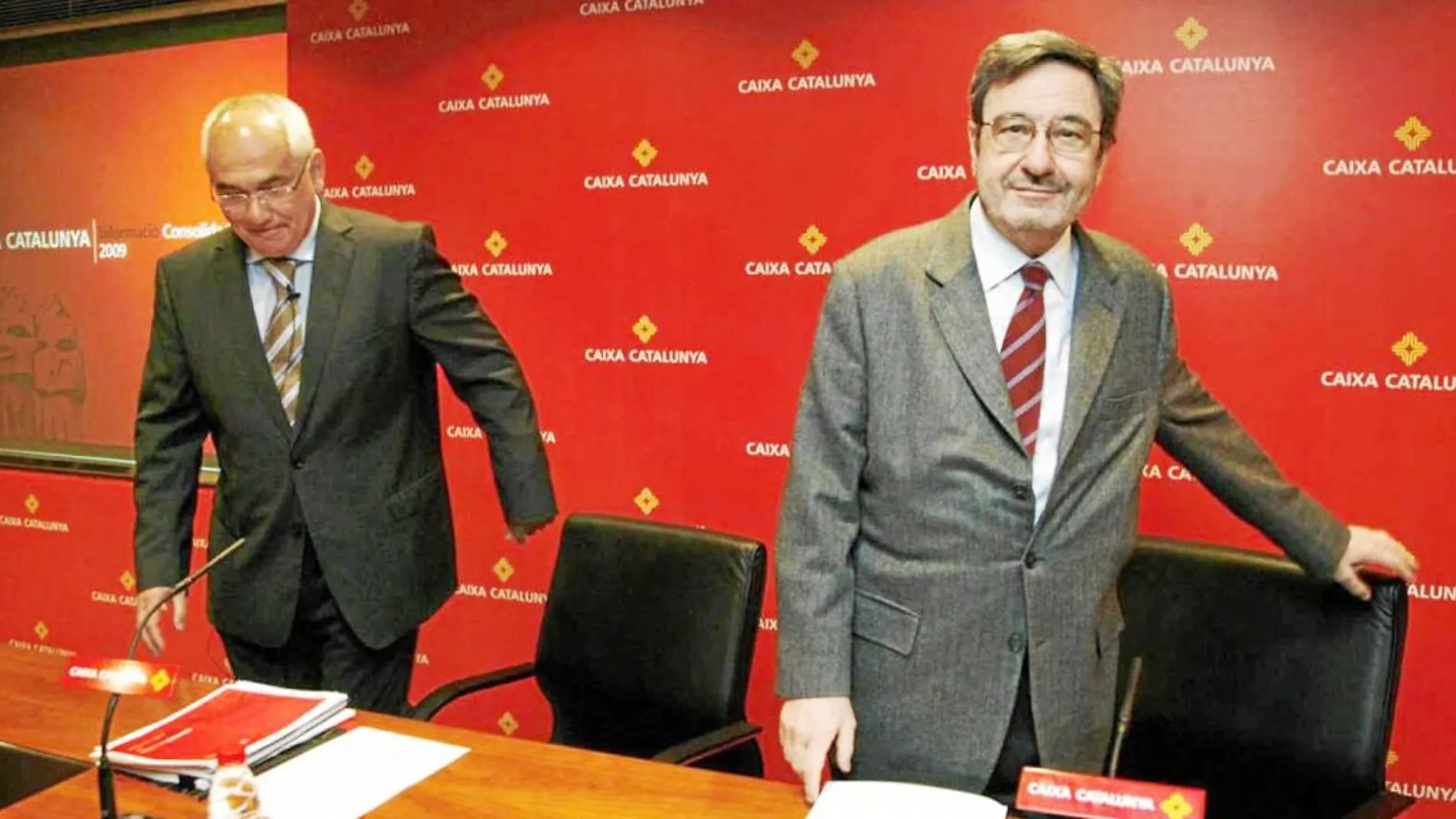 En la imagen, los dos ex máximos responsables de la entidad financiera, Adolf Todó y Narcís Serra, que ahora irán a juicio