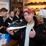El primer comprador de las nuevas zapatillas de Adidas EQT Support 93/Berlin, Steve Fischer, muestra su recién adquirido par en la tienda Overkill, en Berlín (Alemania)