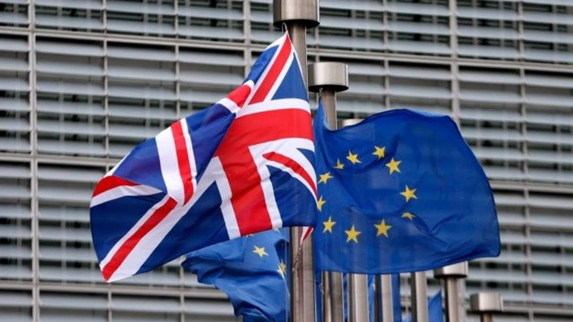 Banderas de Reino Unido y de la Unión Europea