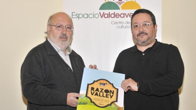 El alcalde Amancio Martínez y Joaquín Alcalde, de El Hueco, presentan el proyecto