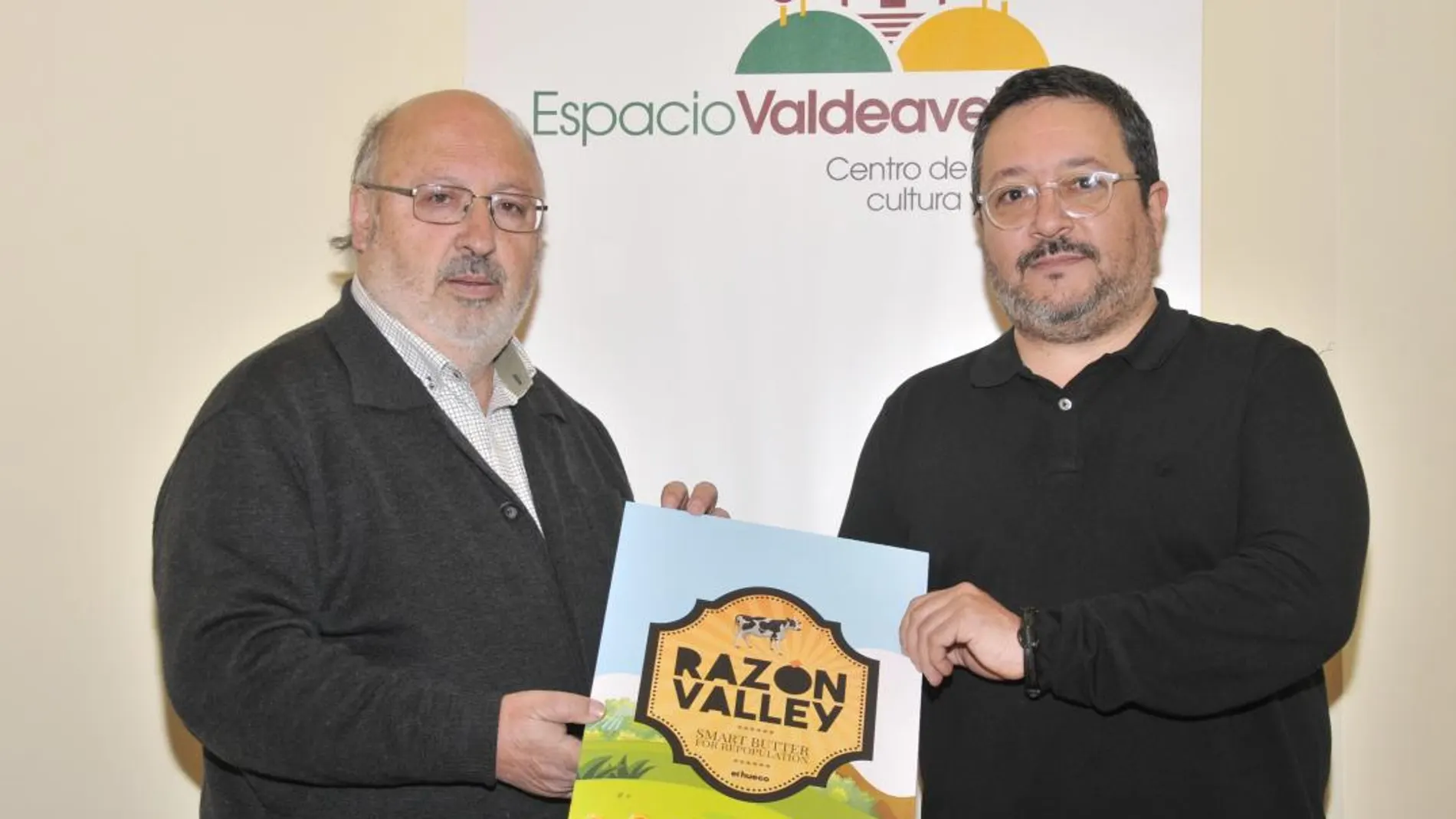 El alcalde Amancio Martínez y Joaquín Alcalde, de El Hueco, presentan el proyecto