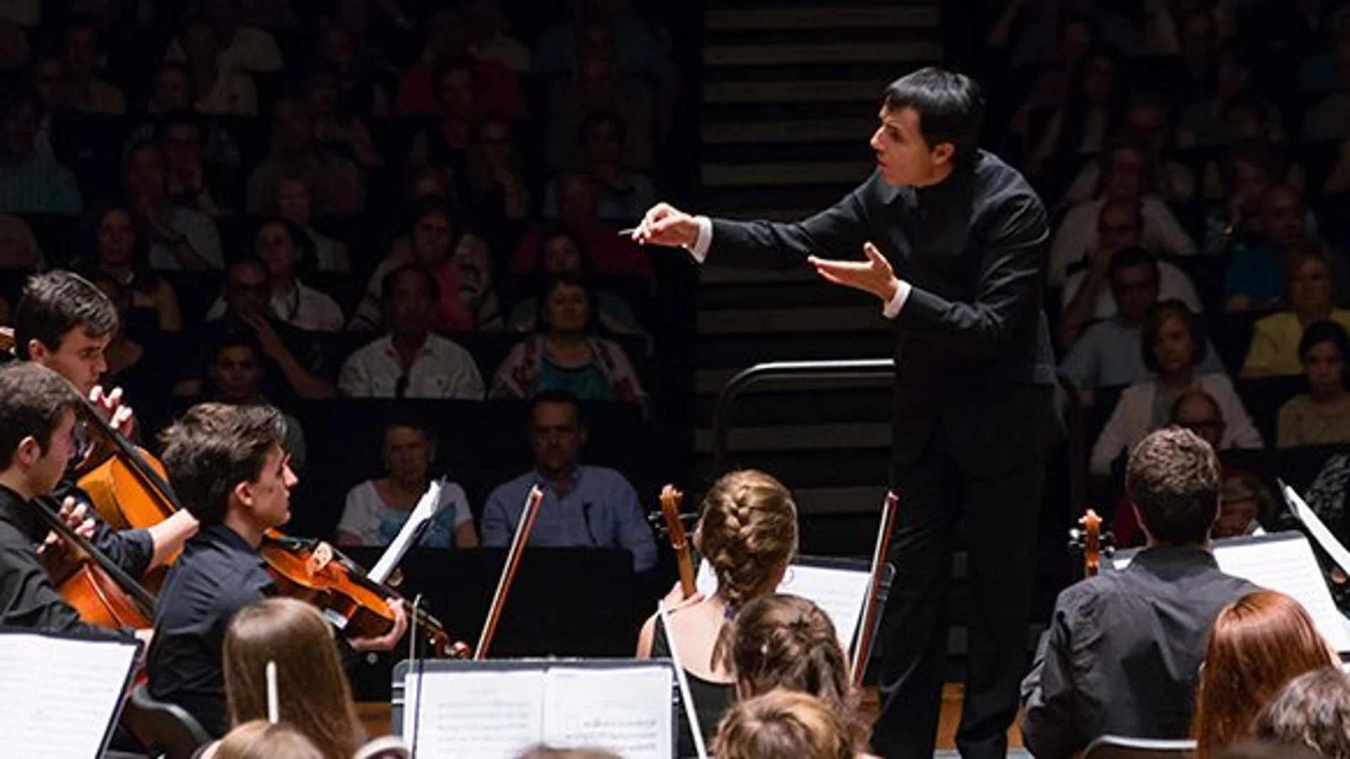 EL maestro Francisco Valero-Terribas, durante uno de los conciertos de la Orquesta de Cámara Eutherpe de la temporada pasada