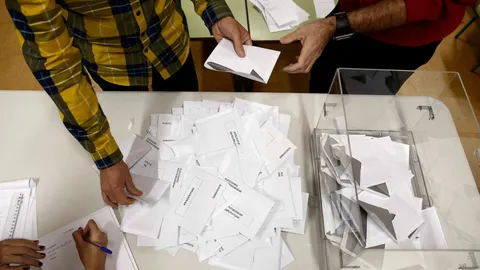 El hecho de que el 26 de mayo convergan tres elecciones hace más complicado el recuento / Efe