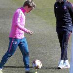 Griezmann y Simeone, durante el entrenamiento de ayer