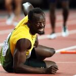 Usain Bolt se trastabilló y cayó al suelo entre gestos de dolor.