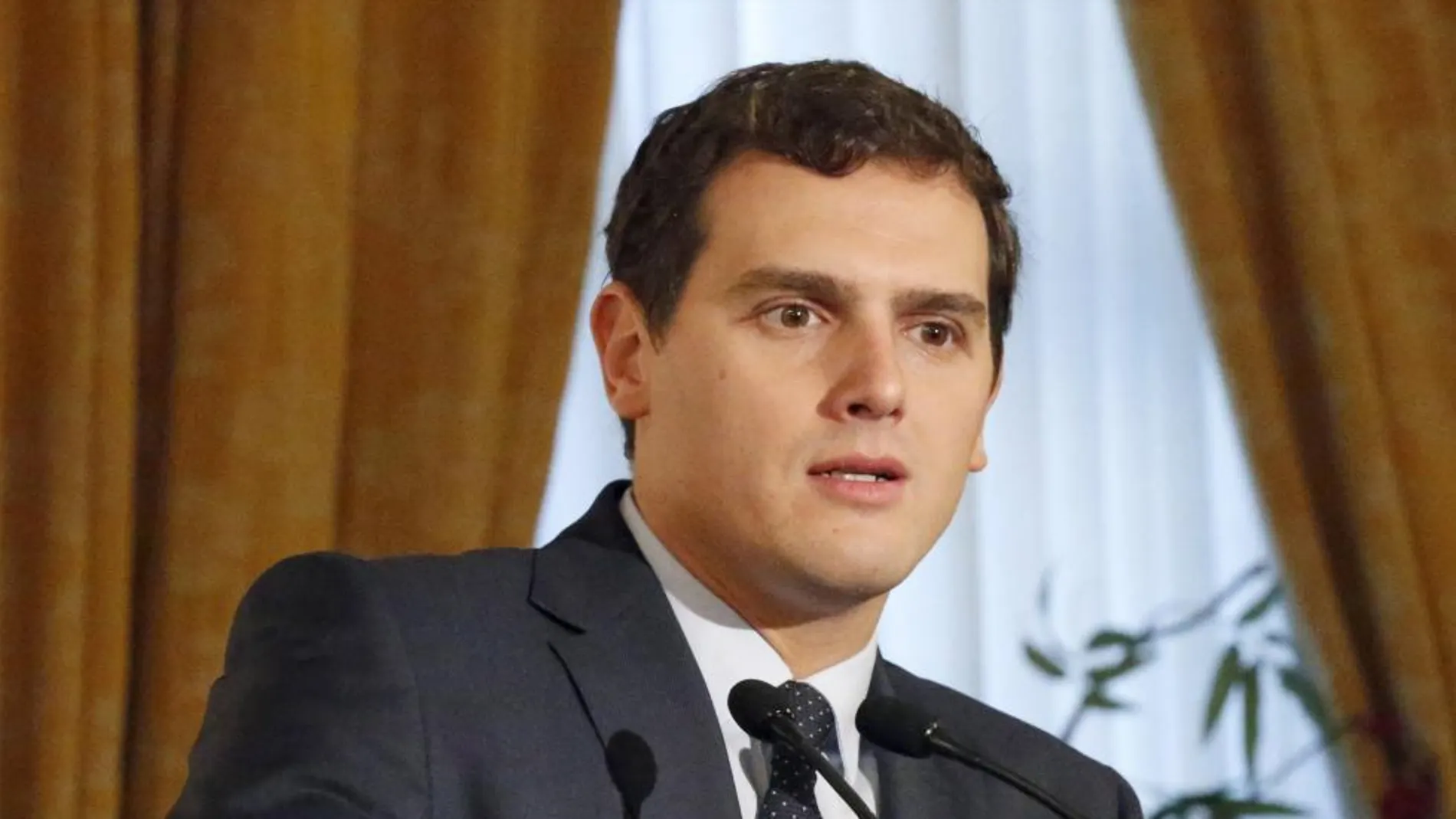 El presidente de Ciudadanos, Albert Rivera, presenta una conferencia del candidato del partido a lehendakari, Nicolás de Miguel, en el último día de la campaña electoral vasca, en Bilbao.