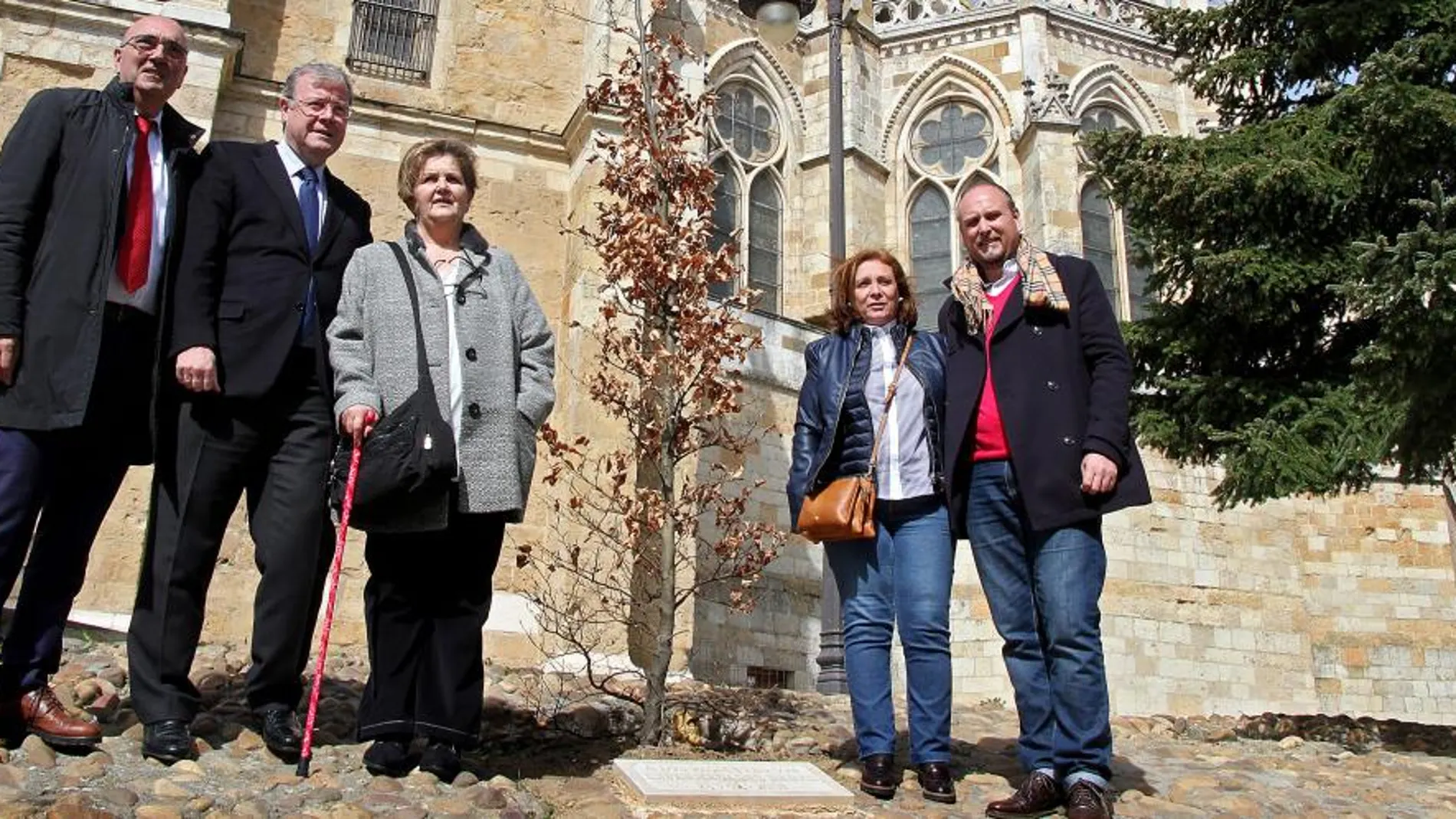 El alcalde de León, Antonio Silván, inaugura los símbolos en reconocimiento a las personas con enfermedades raras / Peío García/Ical