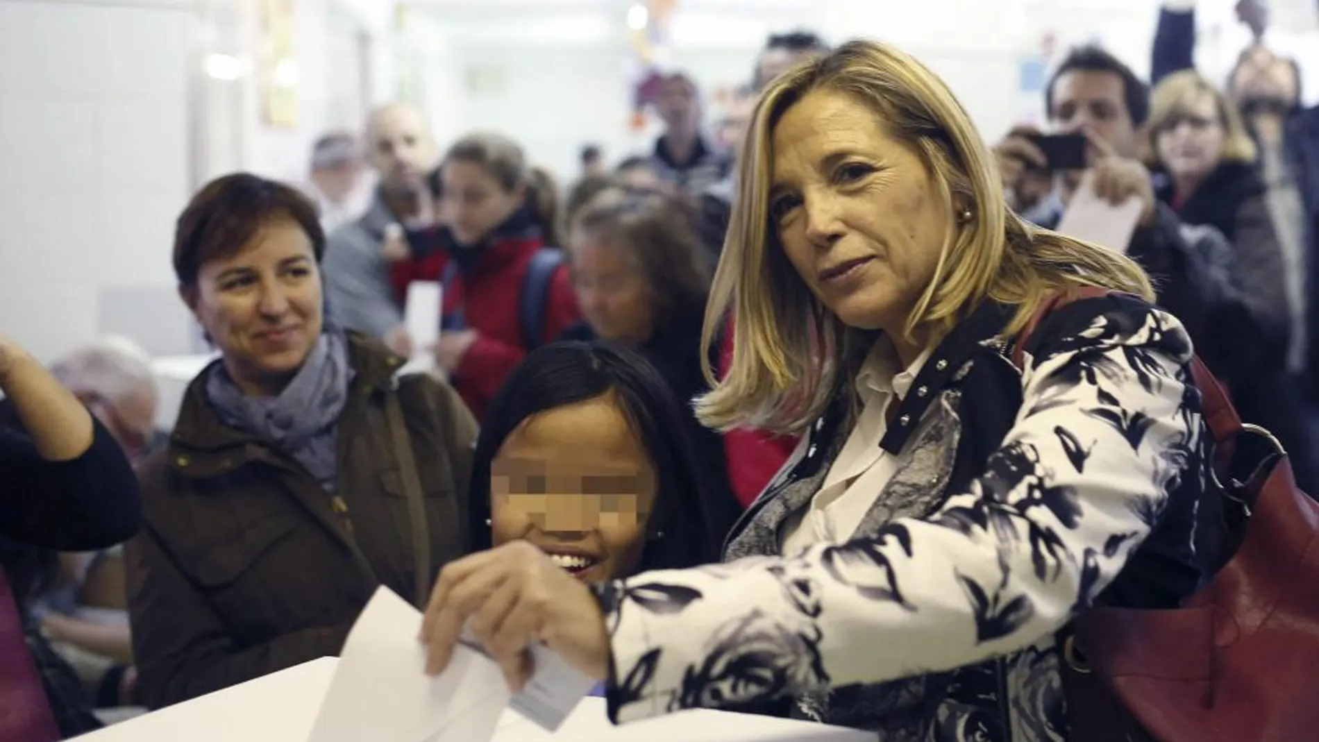 La ex vicepresidenta de la Generalitat, Joana Ortega, deposita su voto durante la consulta del 9-N