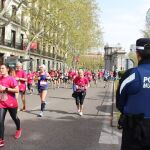 Un agente de la Policía Municipal vigila durante el paso de los corredores del Maratón de Madrid