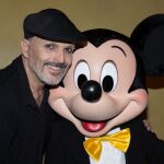 Miguel Bosé con Mickey Mouse en Disneyland Anaheim de Los Ángeles.