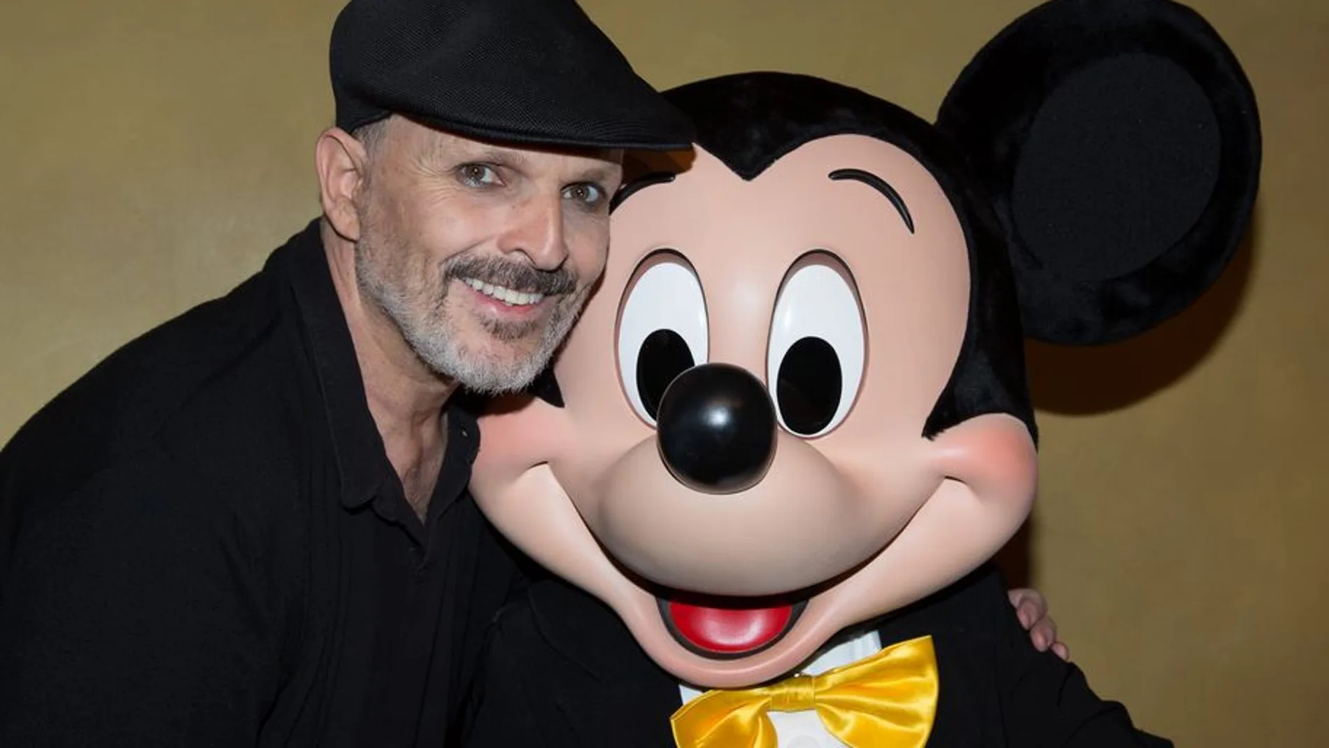 Miguel Bosé con Mickey Mouse en Disneyland Anaheim de Los Ángeles.