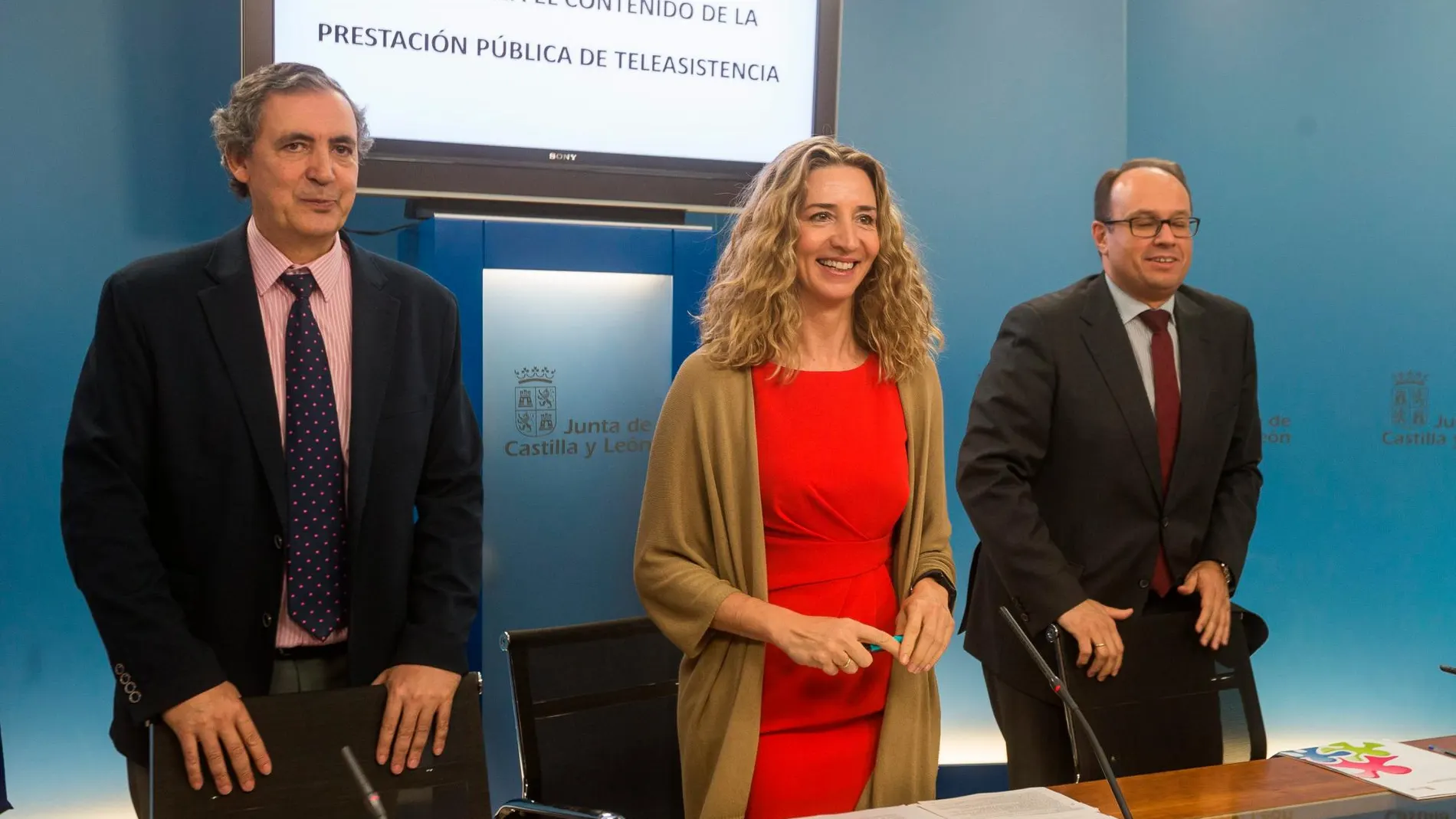 La consejera de Familia e Igualdad de Oportunidades, Alicia García, presenta la nueva regulación en materia de teleasistencia avanzada junto a Jesús Fuertes y Carlos Raúl de Pablos