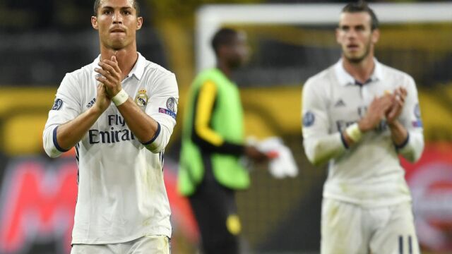 Cristiano Ronaldo y Gareth Bale, aplauden a los aficionados al final del partido