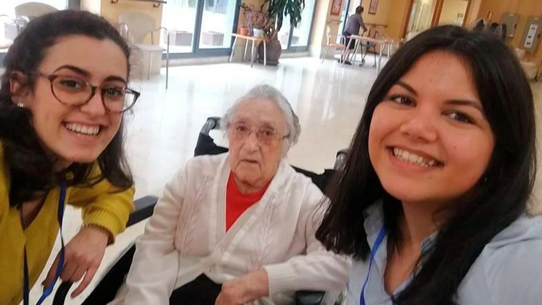 Dos jóvenes voluntarias de Valladolid visitan a su «abuela adoptada» en la residencia Orpea de la ciudad, a donde acuden una vez por semana a pasar, al menos, una hora y media con ella / La Razón