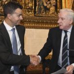 El director General de Turespaña, Hector Gómez Hernández (I), firma un protocolo de colaboración con el vicepresidente ejecutivo de la Fundación VIII Centenario de la Catedral. Burgos 2021, Antonio Méndez Pozo