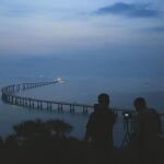 Fotógrafos frente al puente entre Hong Kong y la China continental, el más largo del mundo sobre el mar con 55 kilómetros