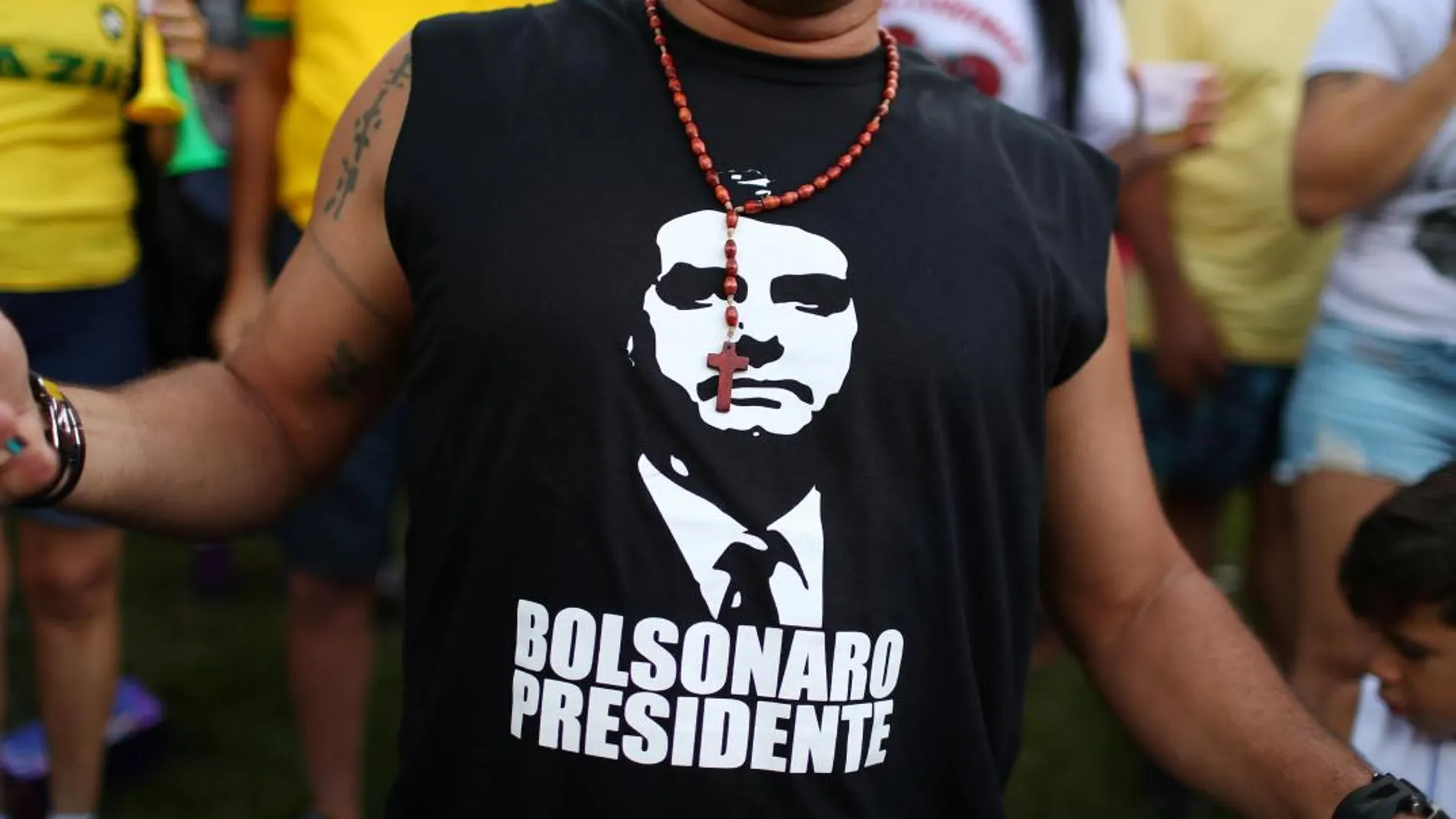 Un brasileño seguidor de Jair Bolsonaro con una camiseta con su rostro