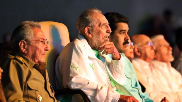Fidel Castro, en el centro, junto a su hermano Raúl Castro, izquierda, y Nicolás Maduro, derecha