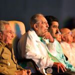 Fidel Castro, en el centro, junto a su hermano Raúl Castro, izquierda, y Nicolás Maduro, derecha