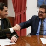 El presidente del PP-A, Juanma Moreno, estrecha la mano con el líder andaluz de Vox, Francisco Serrano,/Efe