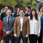 Juanma Moreno se reunió ayer en Málaga con presidentes y secretarios generales provinciales de la formación