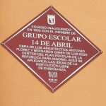 Placa instalada en el colegio madrileño José Calvo Sotelo, que reivindica que cambie de nombre y pase a llamarse “14 de abril”