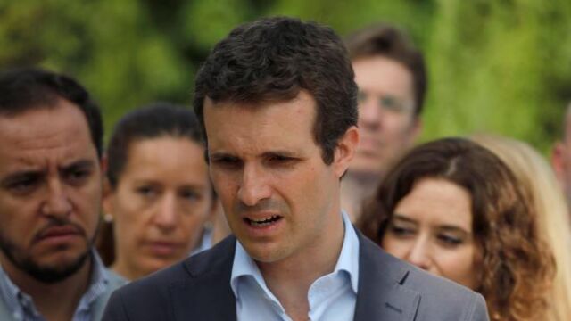 El candidato a la presidencia del Partido Popular Pablo Casado (d), durante el homenaje a las Víctimas del terrorismo en el Bosque del Recuerdo / Efe