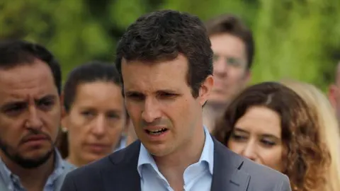 El candidato a la presidencia del Partido Popular Pablo Casado (d), durante el homenaje a las Víctimas del terrorismo en el Bosque del Recuerdo / Efe