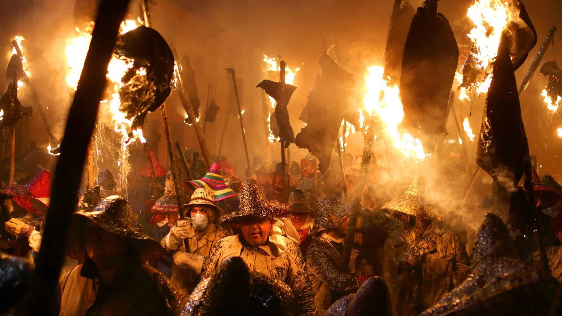 La Fiesta de la Virgen de los Rondeles conmemora a los molineros de aceite del municipio que portaban sus capachos de esparto ardiendo en procesión de acción de gracias a la Divina Pastora