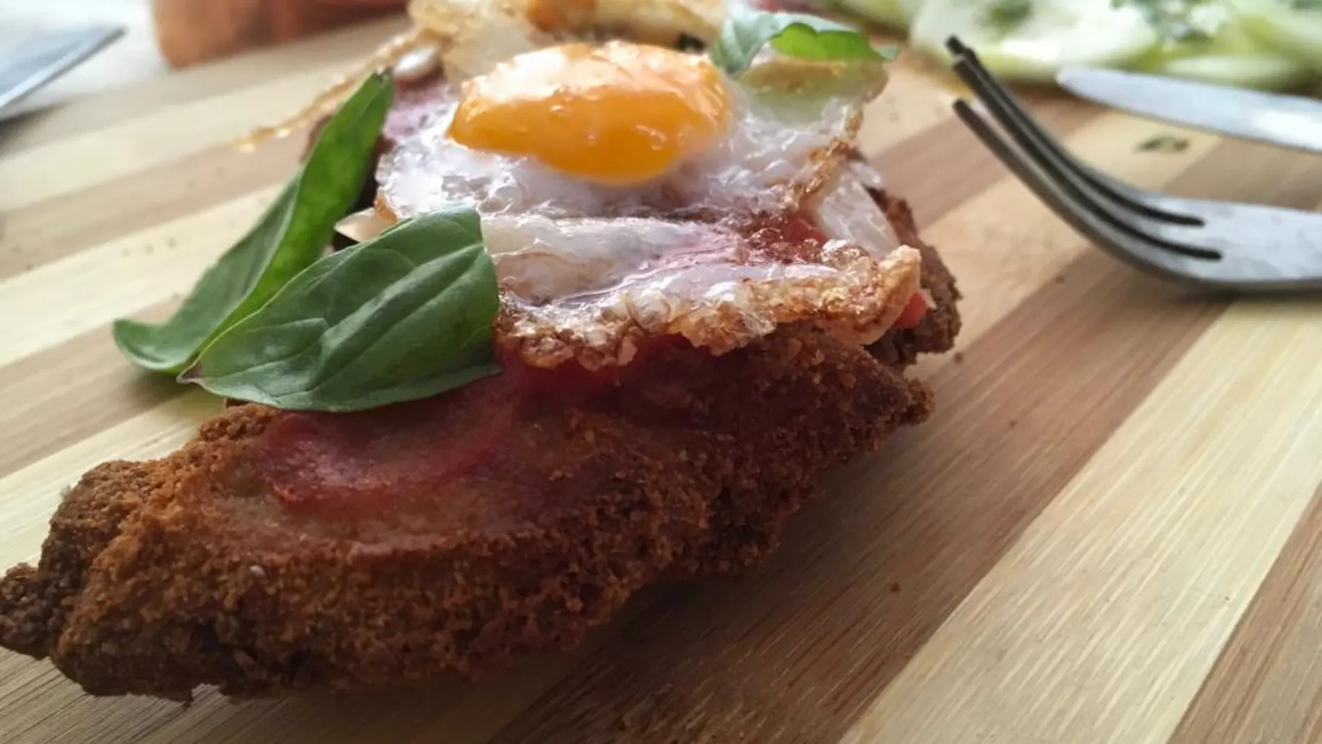 Milanesa de pollo con huevos de codorniz y queso