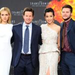 Los actores Nicola Peltz , Mark Wahlberg , Li Bingbing y Jack Reyno en la presentación de 'Transformers'