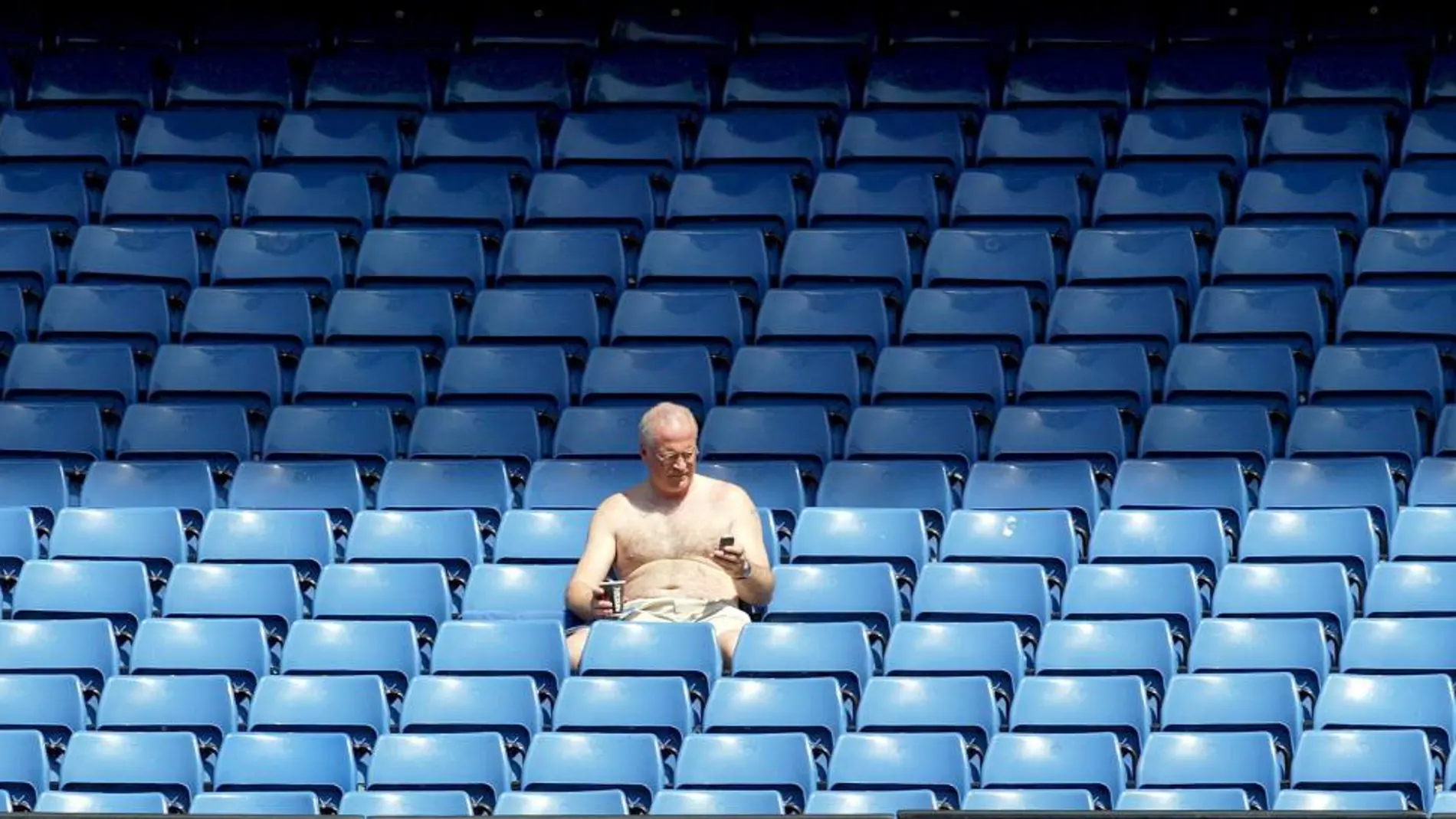 Un hincha en un estadio de fútbol