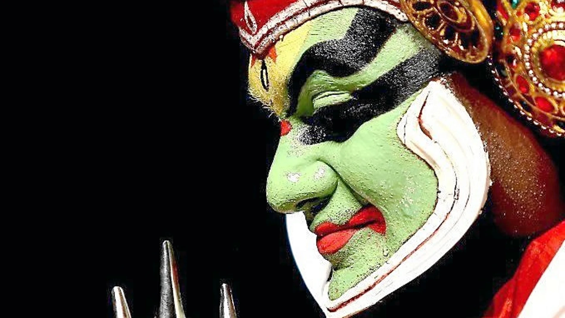 Primer plano del maquillaje tradicional Kathakali