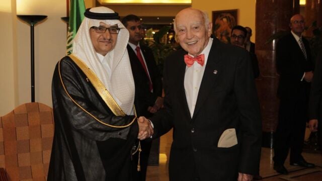 El embajador de Arabia Saudí, el príncipe Manssur Bin Khaled Al Farhan Al Saud, recibe el saludo de don Fernando De Salas López, periodista y comentarista internacional, por el día nacional de dicho país.