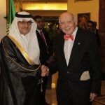 El embajador de Arabia Saudí, el príncipe Manssur Bin Khaled Al Farhan Al Saud, recibe el saludo de don Fernando De Salas López, periodista y comentarista internacional, por el día nacional de dicho país.