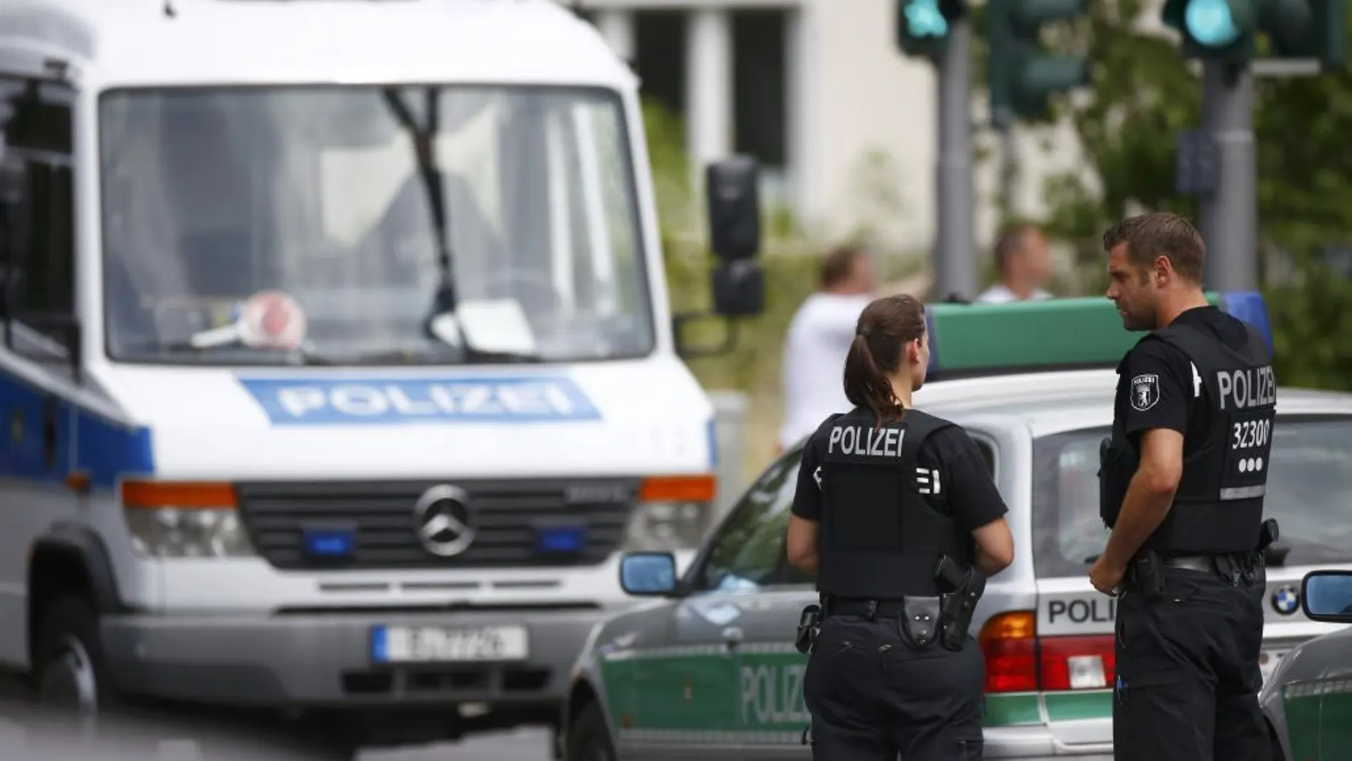 Agentes de Policía alemana junto a la cínica en Steglitz